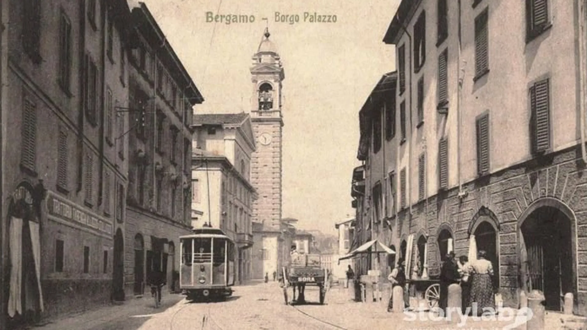 Cartolina storica di Borgo Palazzo a Bergamo, con il tram e le vie del borgo